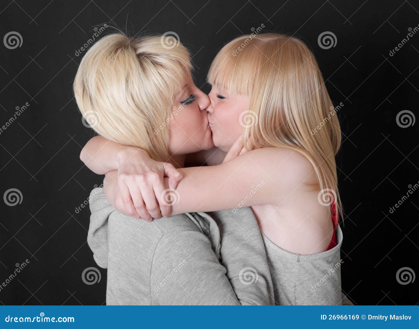 david sholar add two blonde girls kissing photo