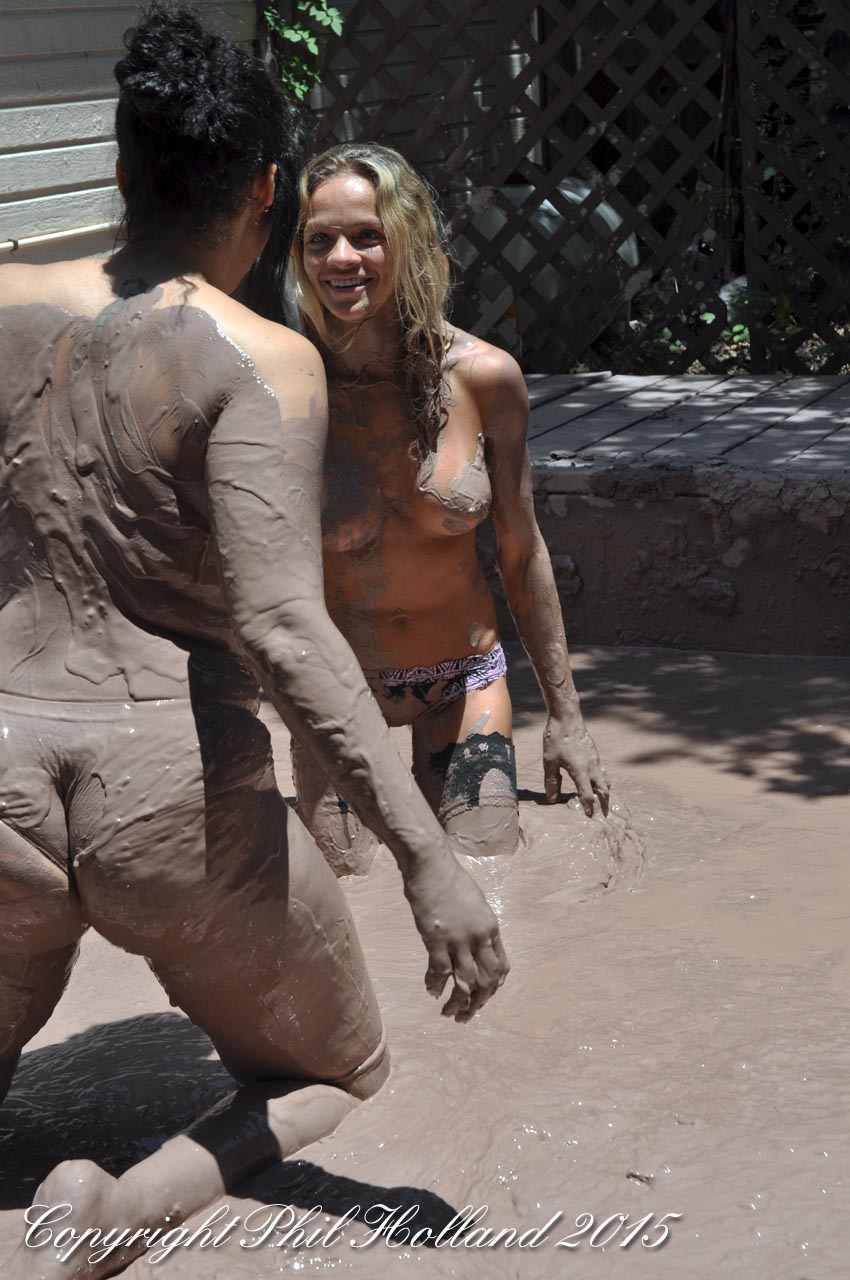 girls nude mud wrestling