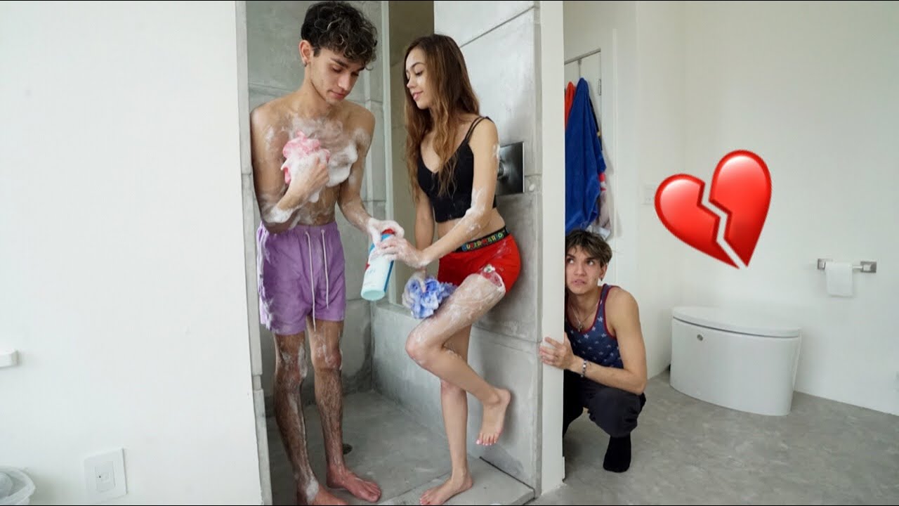 ariff azizan add taking a shower with girlfriend photo