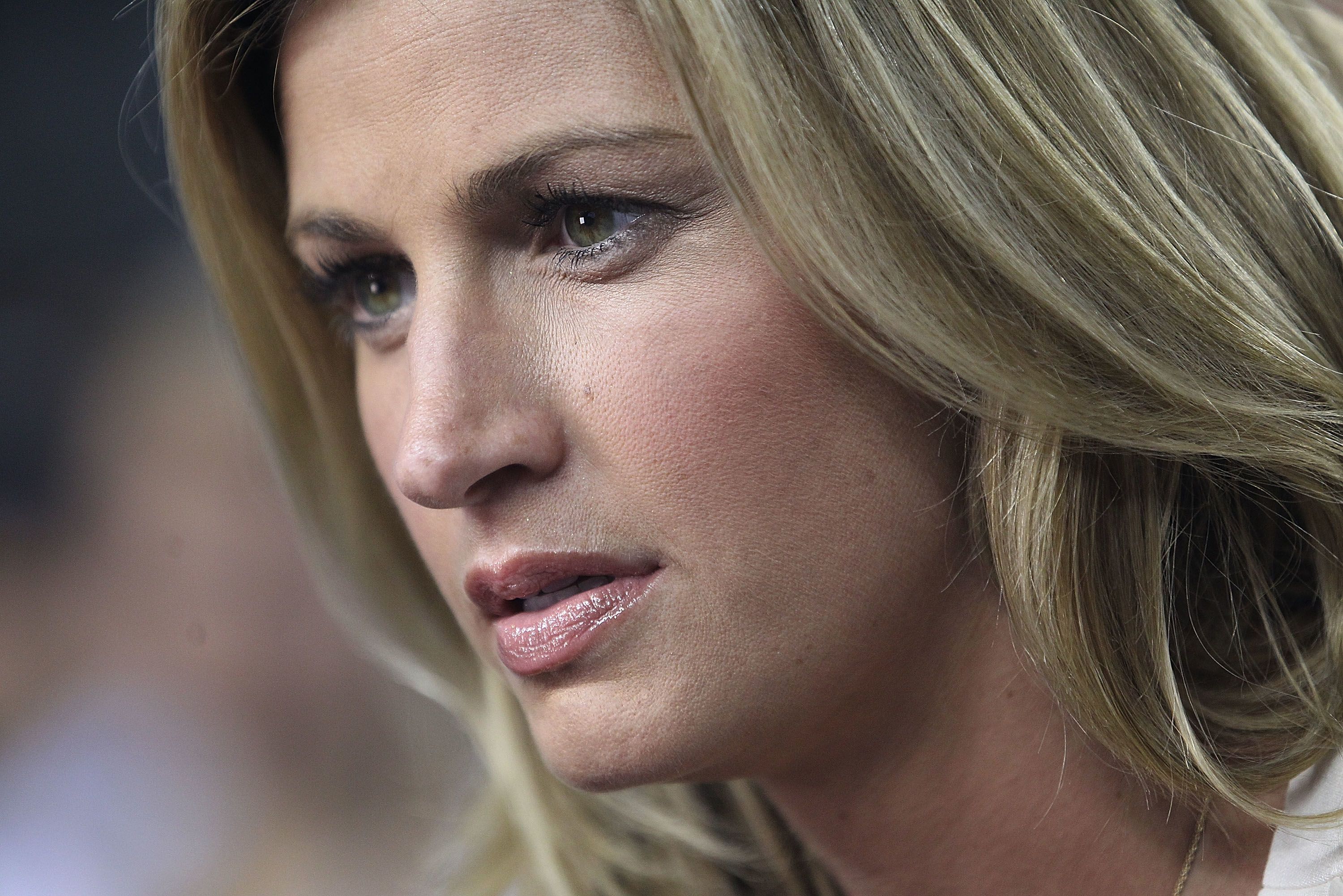 andria mcclain recommends Erin Andrews Peephole Pic