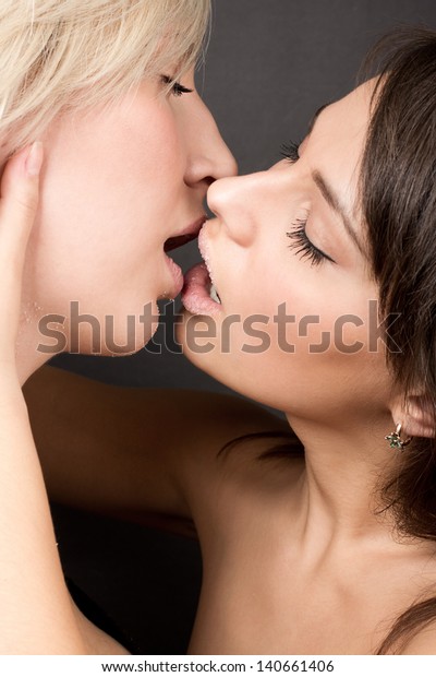 bibi quiroz recommends Girls Deep Tongue Kissing