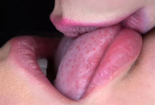 chloe horrocks recommends sexy lesbians tongue kissing pic