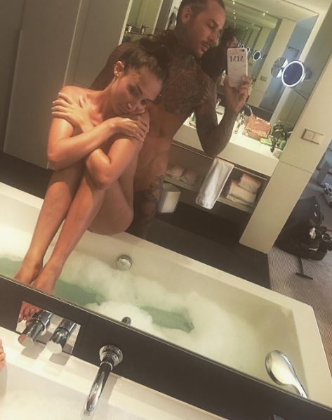 bob sagit add naked selfie in bath photo