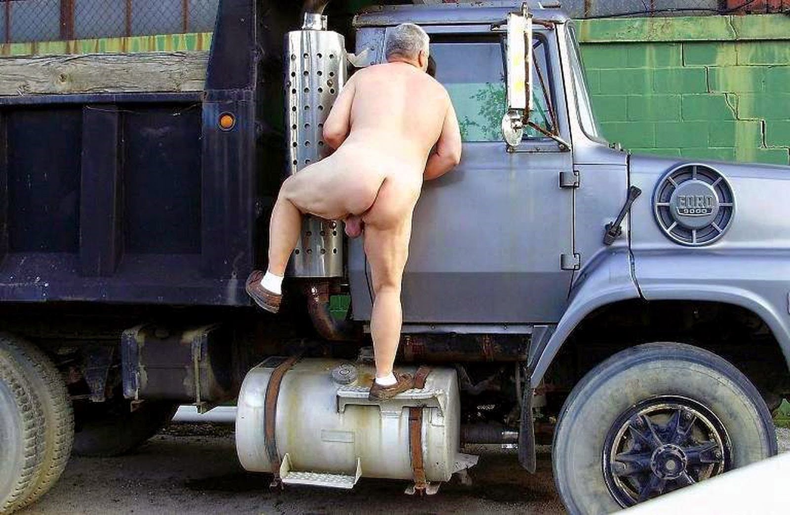 alberto poli recommends nude female truck drivers pic