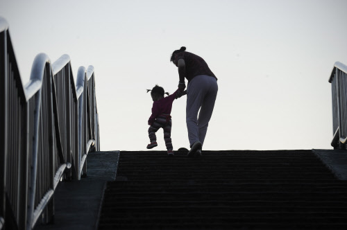 doris kushner recommends mom and daughter peeing pic