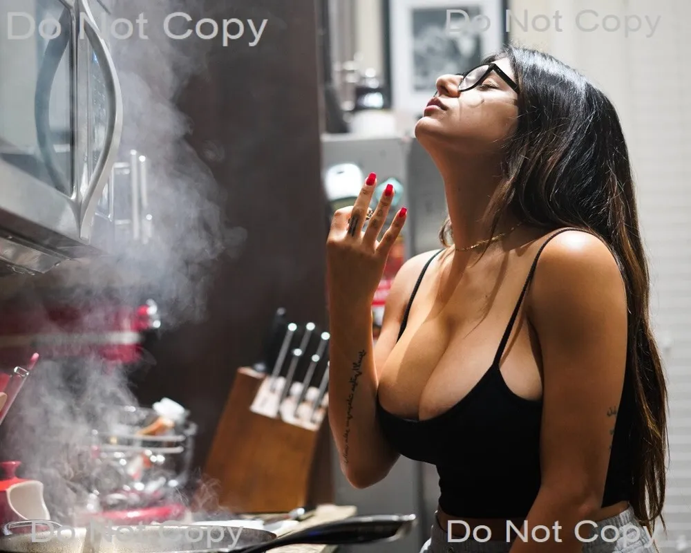 Mia Khalifa Smoking krankenhaus dildoslip