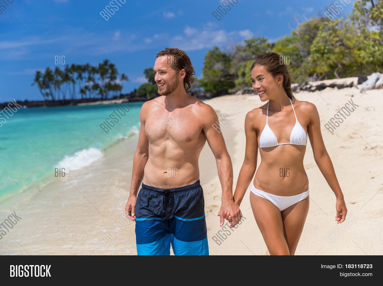 dillon tompkins recommends sexy couple on the beach pic
