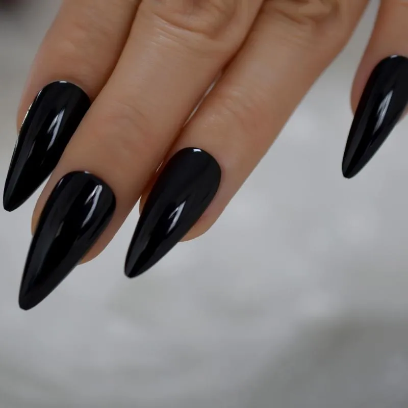 annie qurat recommends Black Sharp Nails