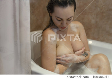 dayana khalid add naked woman in bubble bath photo