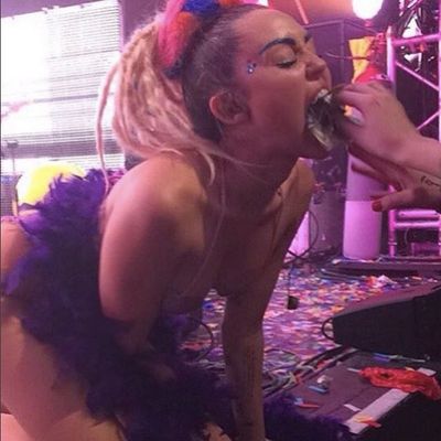 arif iman add miley cyrus naked on stage photo