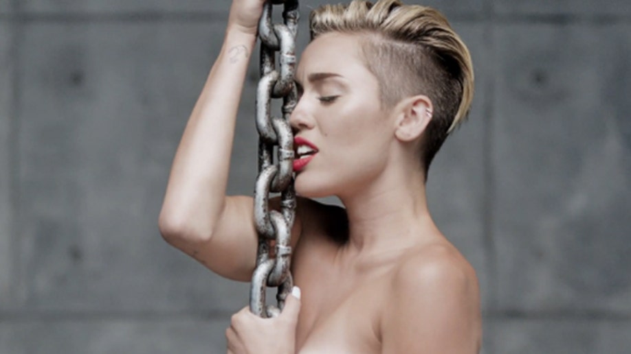 doris mugambi recommends Miley Cyrus Wrecking Ball Uncensored