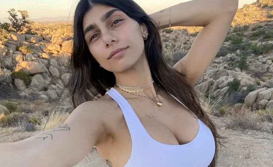 alton jeffords recommends Does Mia Khalifa Have Fake Boobs