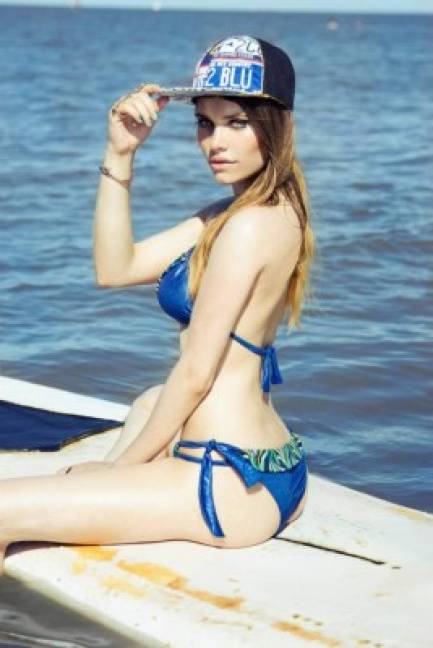 Eva De Dominici Bikini shaking tube