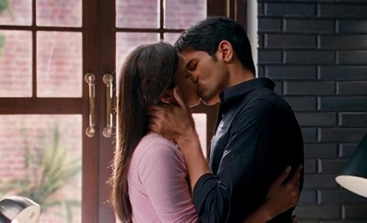 abby de asis recommends Alia Bhatt Kissing Scene