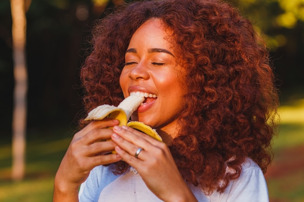 woman eating banana picture