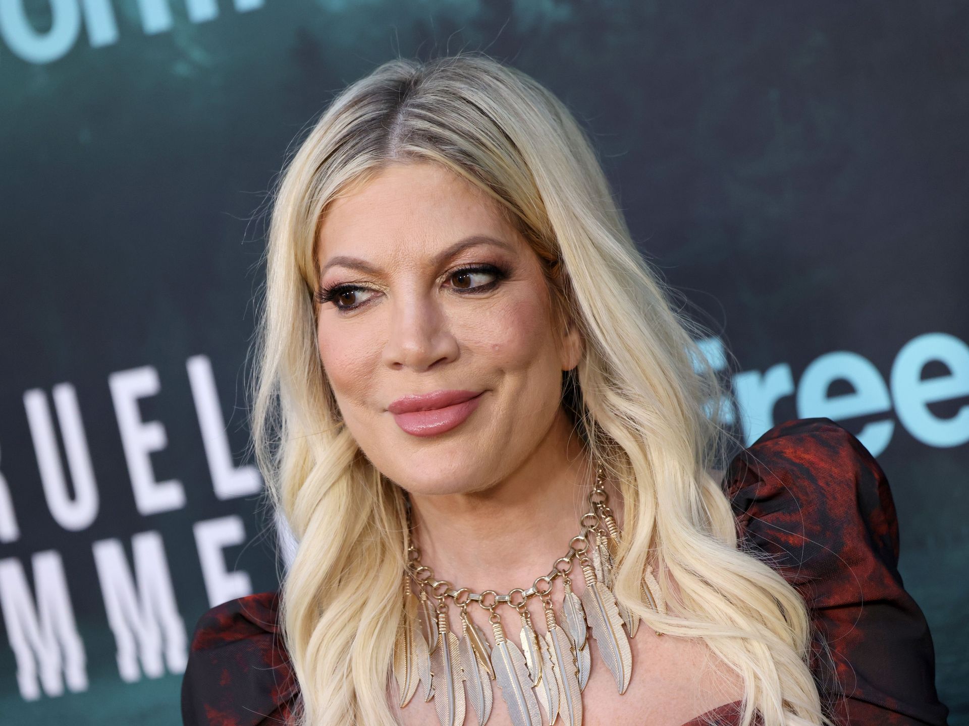 chelsea vanlandingham recommends tori spelling’s bare breasts pic