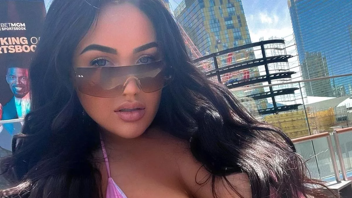 cherrelle robinson share big cleavage in public photos