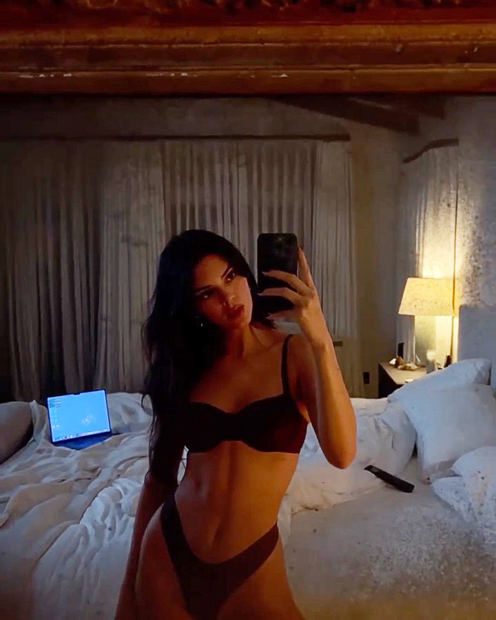 Kendall Jenner Topless Selfie midget rock