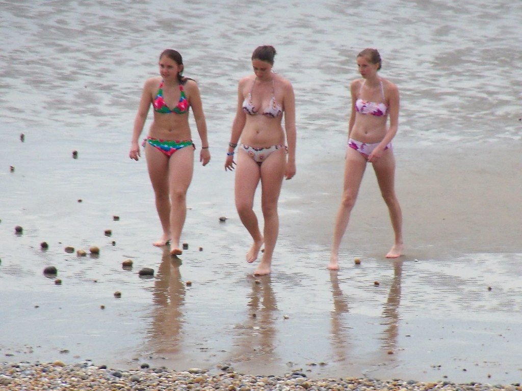 aryan shinde share naked beauties on the beach photos