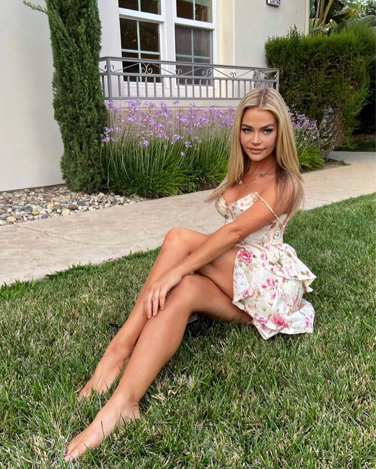 ahmed al saka add denise richards toes photo