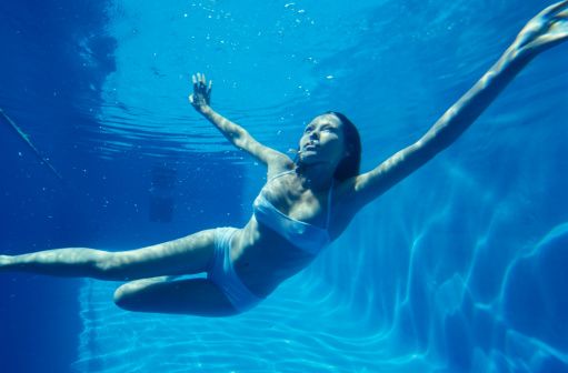 dingal share girl swimming under water photos