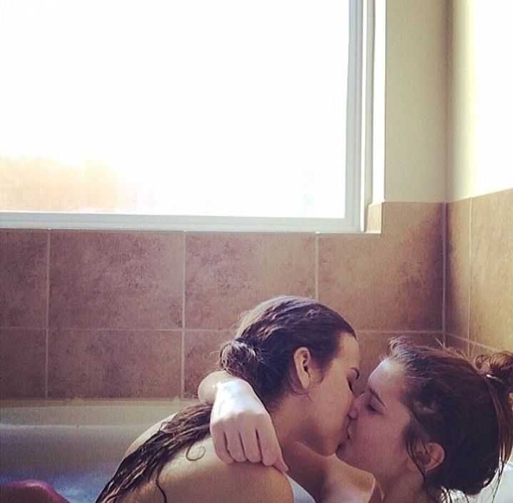 austin tsao share girls kissing in bathtub photos