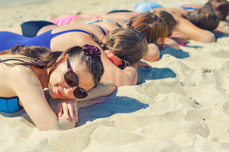 girls sunbathing pics