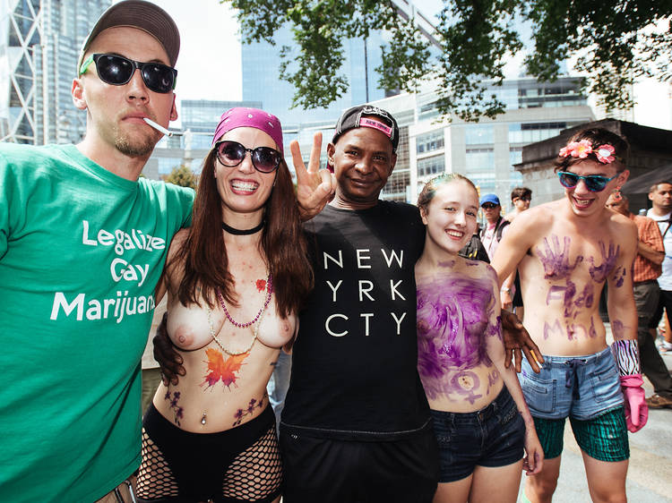 Go Topless Parade New York panocha peluda