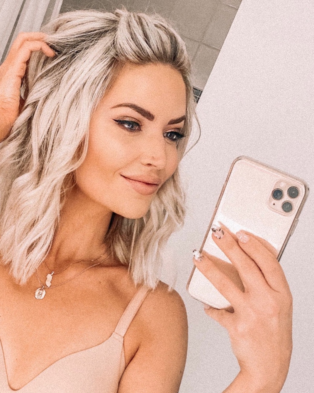 danielle ney recommends iphone 11 mirror selfie girl pic