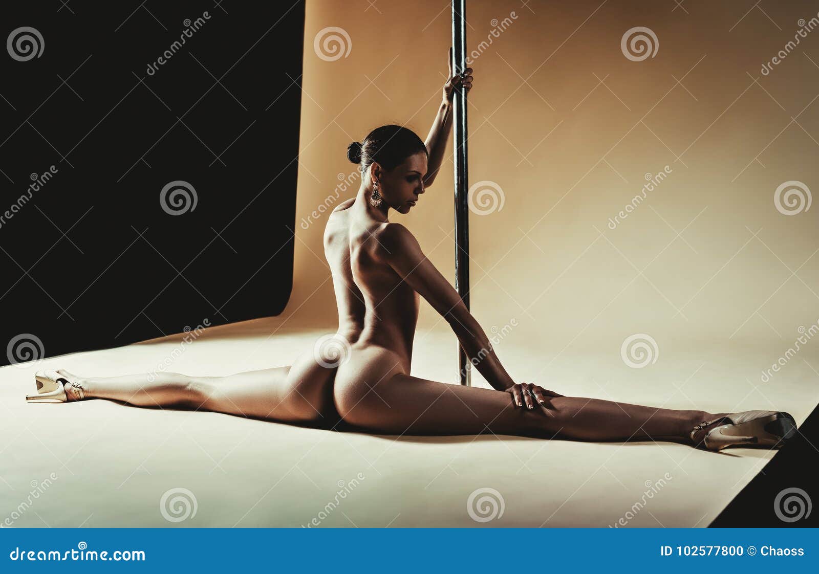 derek nielson recommends Naked Women Pole Dancing