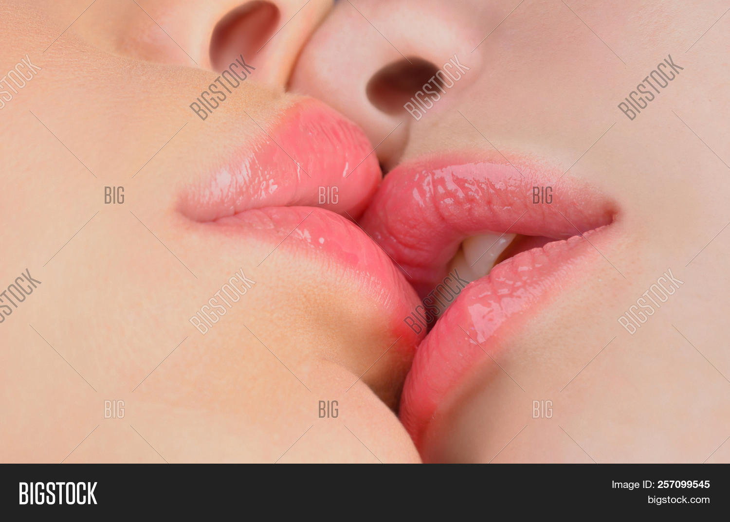 dilushi fernando recommends sexy lesbians tongue kissing pic