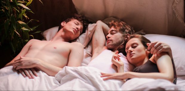 dianelys martinez share trio en la cama photos