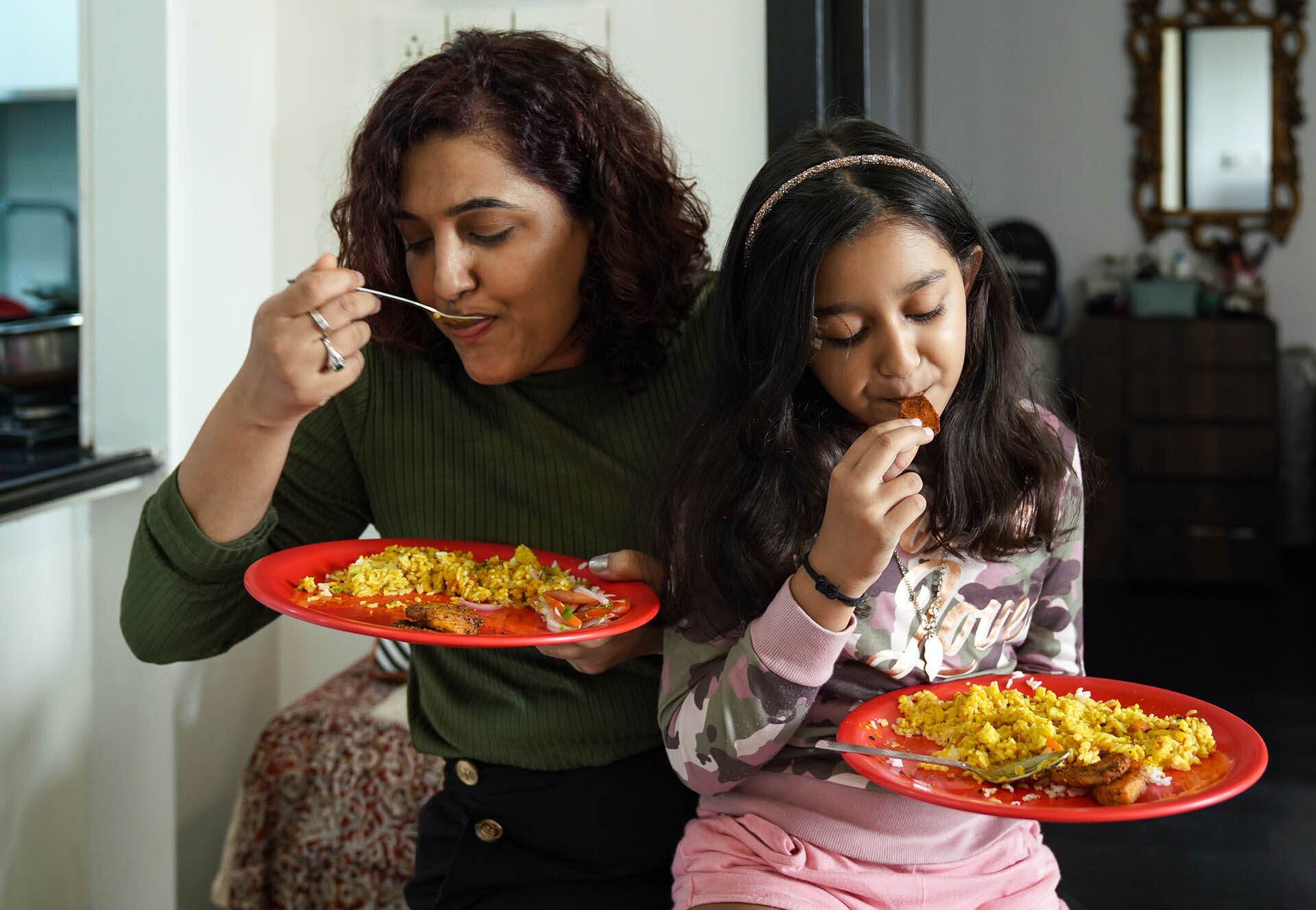 women eating out other women